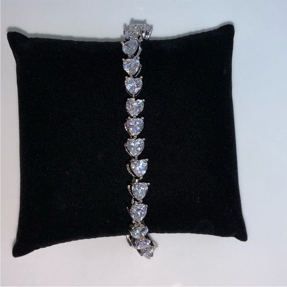 18k 30ct Heart Tennis Bracelet - Picture 14 of 17